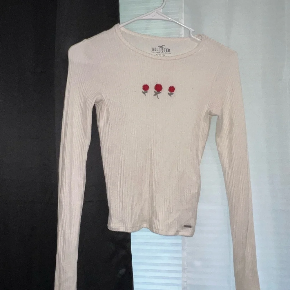 Hollister Cream Long Sleeve Fitted Top with Rose Embroidery Scoop Neck Size XS - Picture 2 of 6